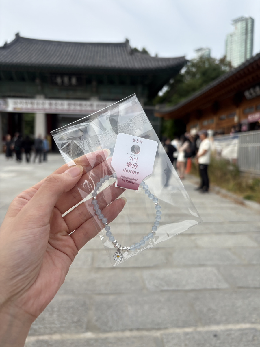 __joah's tweet photo. ハトゥハのジウちゃん着用で話題の奉恩寺（봉은사）のパワーストーンのブレスレットが欲しくて買いに行ってきた✨
日曜日のお昼に行ったらあまりの人の多さで、お店の中で本気で身動き取れなくなったから、土日に行く人は覚悟して行ってください…🤣
NCT WISHやCORTISのメンバーも着けてるみたい！

ちなみにジウちゃんとお揃いのブレスレットは2万ウォンでした◎
場所はCOEXの横だからショッピングついでにもちょうど良かった！！