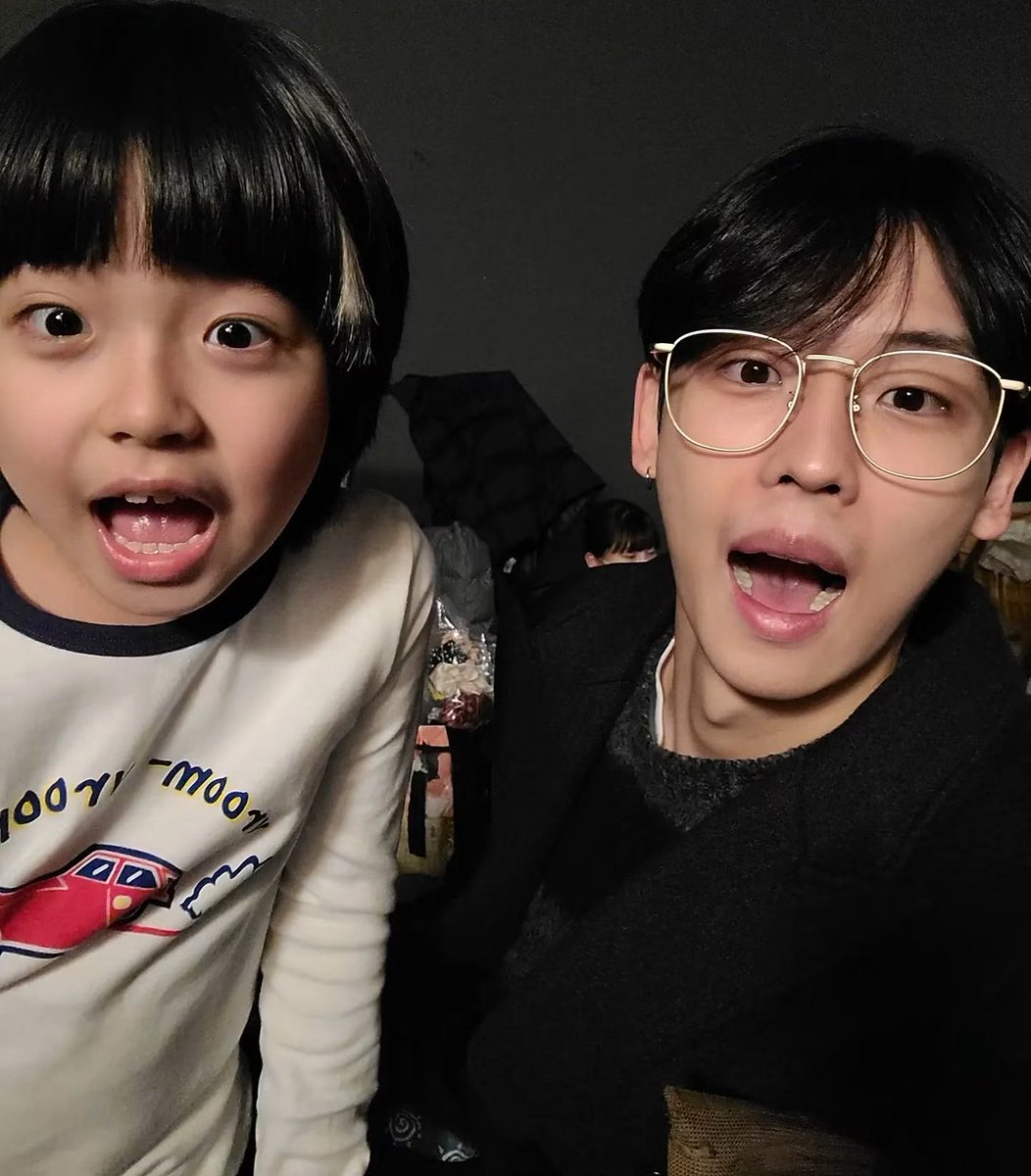 D6kl2d's tweet photo. 애기랑 잘놀아주는거 ㅈㄴ개사랑스럽네 https://t.co/auo7KxCWY4