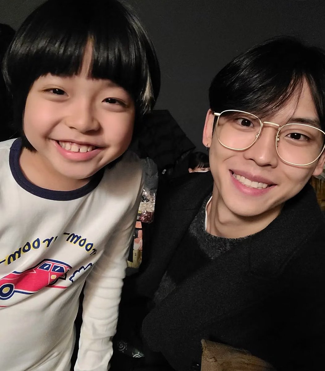 D6kl2d's tweet photo. 애기랑 잘놀아주는거 ㅈㄴ개사랑스럽네 https://t.co/auo7KxCWY4