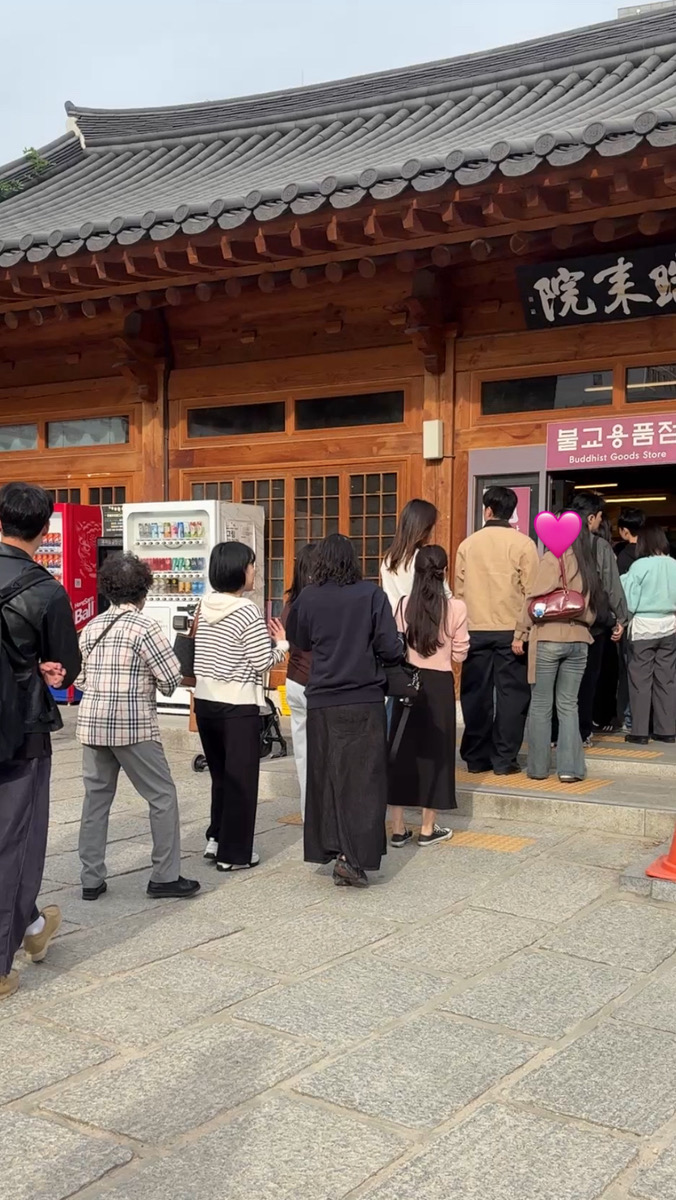 __joah's tweet photo. ハトゥハのジウちゃん着用で話題の奉恩寺（봉은사）のパワーストーンのブレスレットが欲しくて買いに行ってきた✨
日曜日のお昼に行ったらあまりの人の多さで、お店の中で本気で身動き取れなくなったから、土日に行く人は覚悟して行ってください…🤣
NCT WISHやCORTISのメンバーも着けてるみたい！

ちなみにジウちゃんとお揃いのブレスレットは2万ウォンでした◎
場所はCOEXの横だからショッピングついでにもちょうど良かった！！