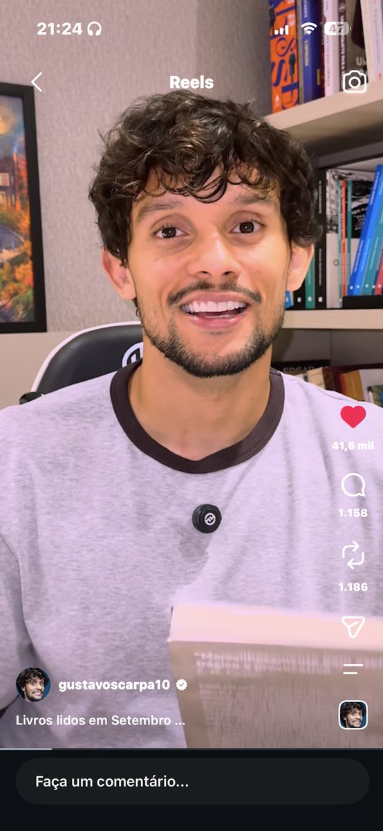 vivsccp's tweet photo. gente eu POSSO falar o quanto o gustavo scarpa é lindo? plmds ele todo lindico falando dos livros lidos dele em setembro to apaixonada https://t.co/j6Qnmjbaei