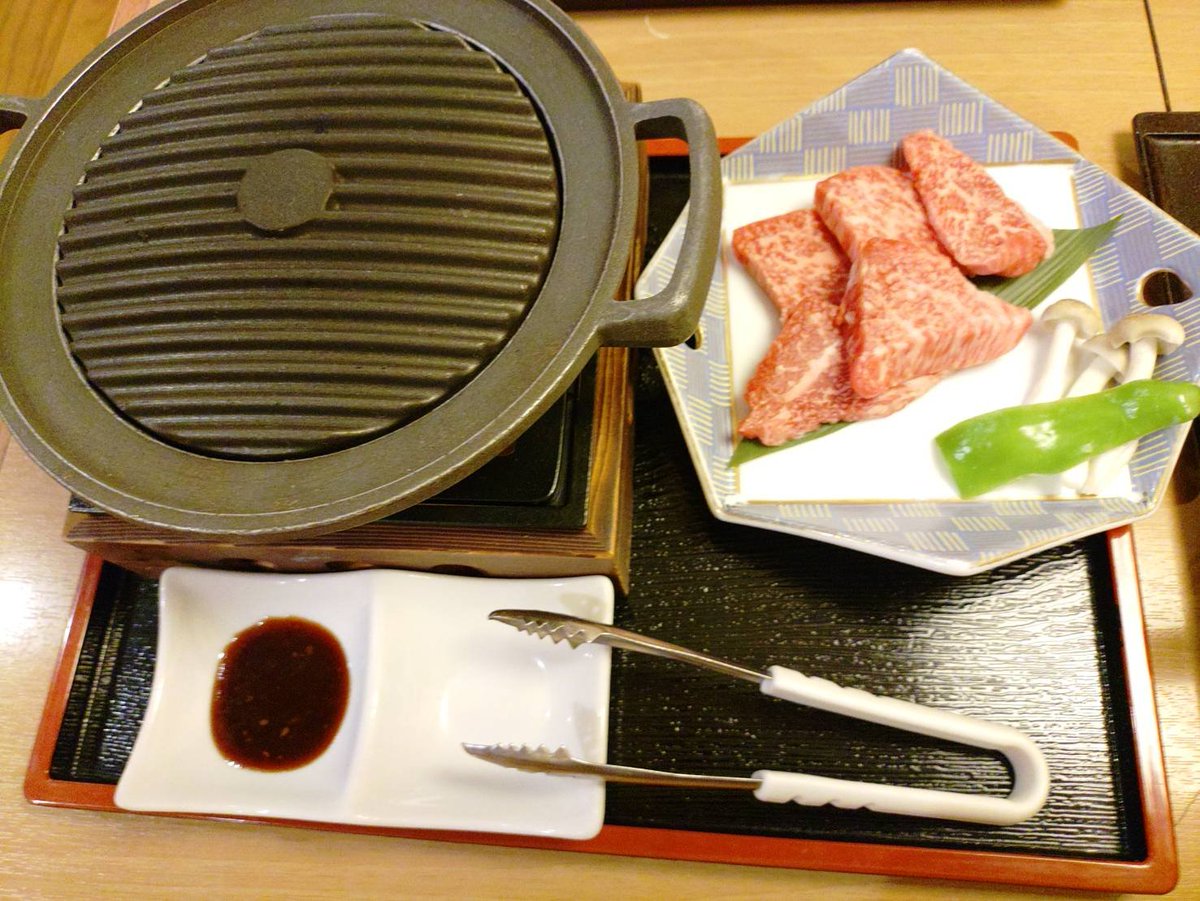TT217057132's tweet photo. 写真は京セラトルクG06で撮影した牛肉です。肉の赤色が出ていません。
一緒に居た人のアクオスセンス9で同じ肉を撮影すると綺麗な赤色が出ているのに。悔しいです！ https://t.co/YjgXhhx6zK