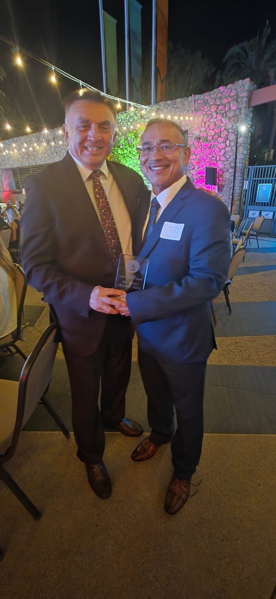 ConsulMexOxn's tweet photo. 🏆 El pasado viernes 2 de octubre, el cónsul @Santavelri asistió a la 36ª Edición de los Latino #LeadershipAwards, un espacio para reconocer la trayectoria y aportaciones de #LíderesLatinos al bienestar y desarrollo de nuestra comunidad. 🇲🇽🤝🇺🇸 https://t.co/17CZxcHVGC