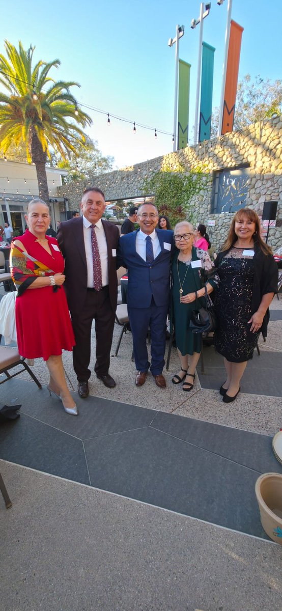 ConsulMexOxn's tweet photo. 🏆 El pasado viernes 2 de octubre, el cónsul @Santavelri asistió a la 36ª Edición de los Latino #LeadershipAwards, un espacio para reconocer la trayectoria y aportaciones de #LíderesLatinos al bienestar y desarrollo de nuestra comunidad. 🇲🇽🤝🇺🇸 https://t.co/17CZxcHVGC