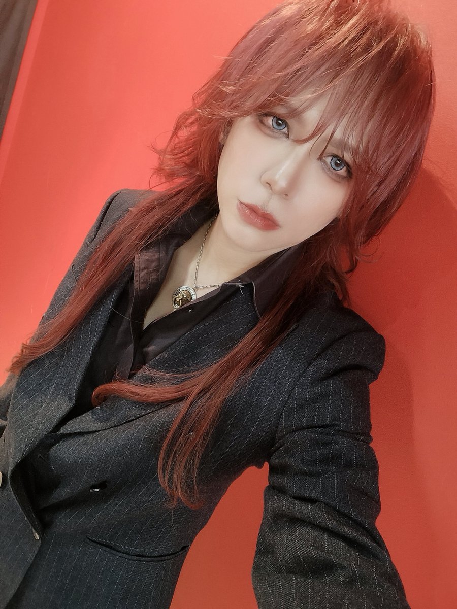 FEST_HAL's tweet photo. ライカ大阪からの3日間もう全部一瞬過ぎるけど
その分色濃い時間を皆本当にありがとう。

全頭ブリーチは9年ぶりくらいのはず赤髪復活🌹

来週13日に更に切る予定で終演後に見える所でやるかとも思ったけど、時間も遅く諸々大変そうなので📸に残しておく方向にするかと！
引き続きよろしくです！ふな！ https://t.co/CMrQWBiIzc
