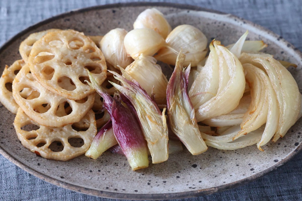 kumiko_jp's tweet photo. れんこん、にんにく、みょうが、玉ねぎ。
4種類の野菜を素揚げにすると、それぞれの甘みや香り、食感の違いを楽しめます。

詳しい分量と手順は、この下の投稿をご覧ください。⬇️ https://t.co/2VDriiXPq0