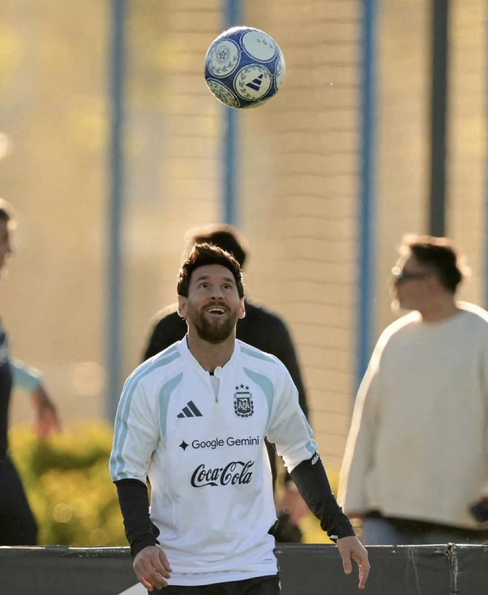 joeyfcb_'s tweet photo. T’estimo Leo❤️ https://t.co/xAZD7rYesD