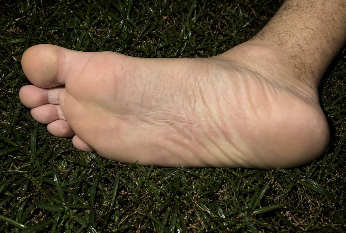 pgmmgsp18's tweet photo. Vem🥵👅😈🦶🏻 

#PésMasculinos #PésBonitos #FootFetish #FeetLovers #FootFans #Pés #FotosDePés #FeetPics #FeetContent #FootModel #SolaDosPés #ConteúdoExclusivo #PackDePés #VendaDeFotos #FeetForSale #BrazilianFeet #findom https://t.co/3RRRTB91Ie