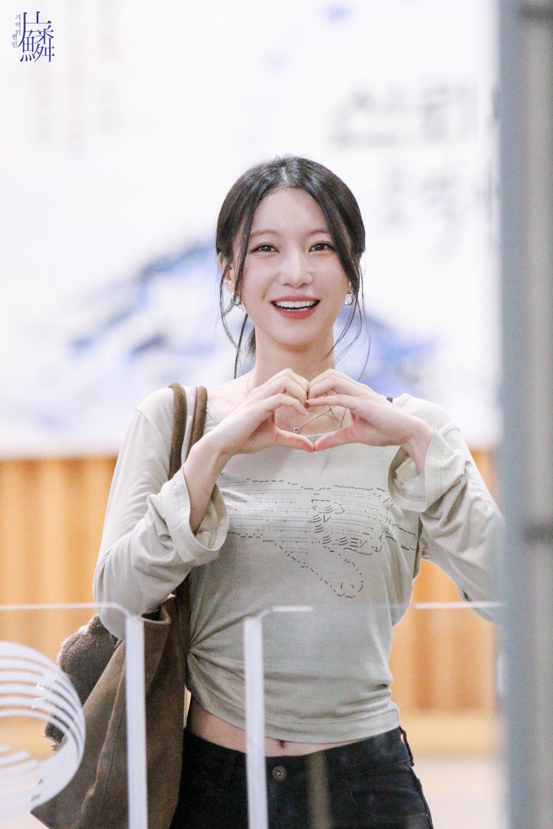6remember_me910's tweet photo. 261002 쌤과 함께

브이만두🫰
하트 강아지💜

#오마이걸 #유빈 
#OHMYGIRL #YUBIN https://t.co/uMMOGxmTvC