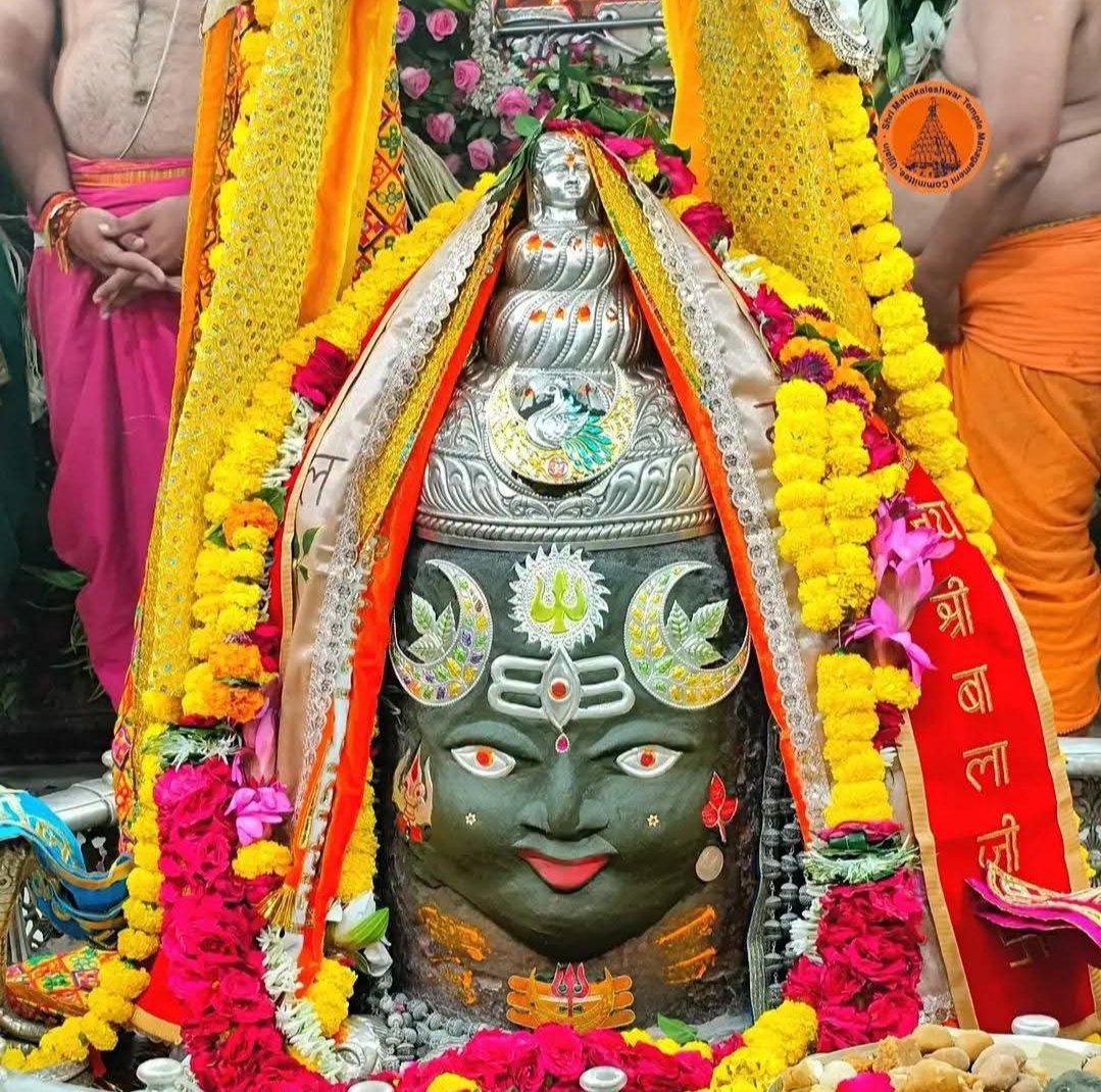 cwsvg's tweet photo. #ॐ_जय_श्री_महाकाल ☘️🌹🙏
#श्री #महाकालेश्वर #ज्योतिर्लिंग #भस्म_आरती #श्रृंगार #दर्शन | #उज्जैन 🔱💥 #२०८३_विक्रम_सम्वत् #आश्विन #कृष्णपक्ष #एकादशी #06Oct2026 #मंगलवार #Tuesday https://t.co/ZhCWGxTr7m