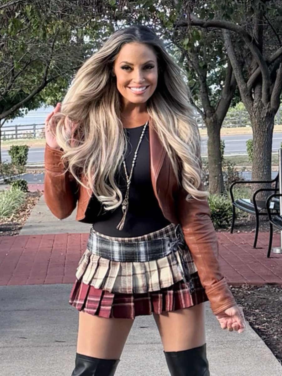 trishstratuscom's tweet photo. Fall vibes 🍂

Captured by my favourite little stalker @MickieJames https://t.co/PSM9NgXgoL