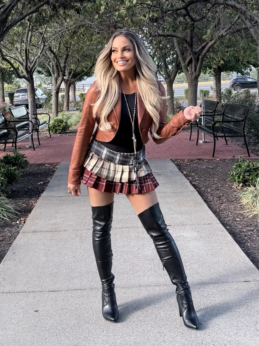 trishstratuscom's tweet photo. Fall vibes 🍂

Captured by my favourite little stalker @MickieJames https://t.co/PSM9NgXgoL