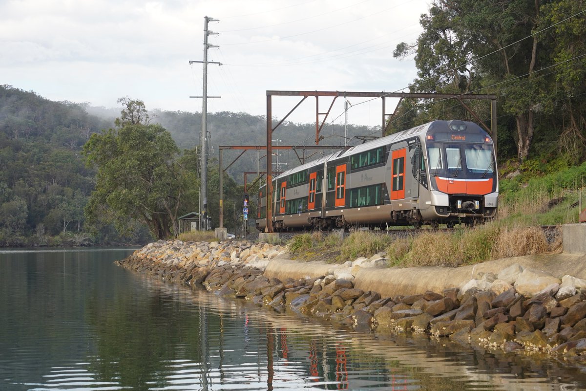 AunzRailfan's tweet photo. ギリギリセーフ!!!
CPH気動車エキスポ返却回送のWondabyne通過を何とかうまく被り回避で撮影できました！
反対の上り電車が通過時刻に停車。しかも降りる人数が多く、なかなか発車しなくてドキドキ。CPHの走行音が迫るなかゆっくりと上り列車が発車し、なんとかタイミングよく抜けてくれました！ https://t.co/49ktut0iC2