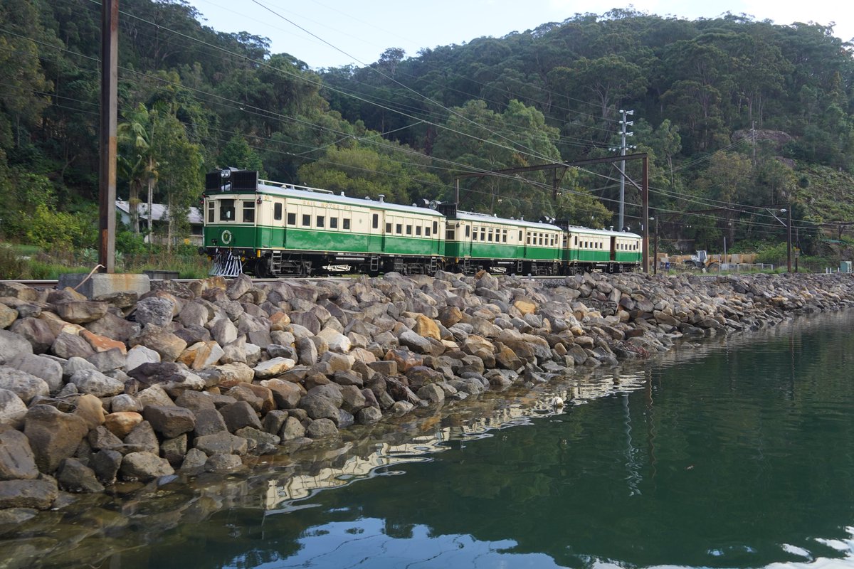 AunzRailfan's tweet photo. ギリギリセーフ!!!
CPH気動車エキスポ返却回送のWondabyne通過を何とかうまく被り回避で撮影できました！
反対の上り電車が通過時刻に停車。しかも降りる人数が多く、なかなか発車しなくてドキドキ。CPHの走行音が迫るなかゆっくりと上り列車が発車し、なんとかタイミングよく抜けてくれました！ https://t.co/49ktut0iC2