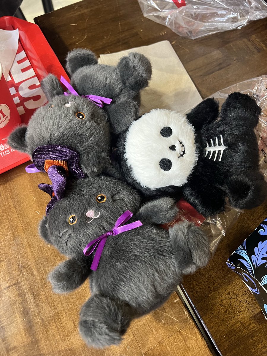 hinchademiku's tweet photo. cuando tus facuamigos y vos se compran peluches en el mostaza aaa ojala no se enoje una twittera porque salimos del abasto con esto y no con la obtención de un derecho laboral https://t.co/96fttskjVD