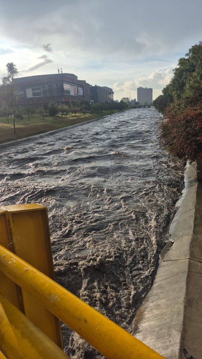 DefensaCivilCo's tweet photo. 🚨 #Bogotá | #Bosa Se registran fuertes lluvias y granizadas en #Suba, #Usme, #SanCristóbal, #PuenteAranda y #Tunjuelito. La @DefensaCivilCo apoya emergencias por inundaciones. #ListosEnPazOEmergencia🧡 https://t.co/vkYeFsVQ9C