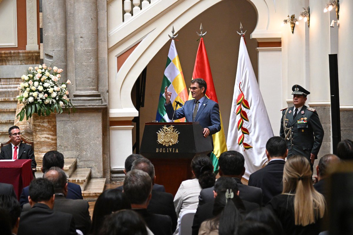Ofiprebo's tweet photo. El presidente Paz reconoció a José Armando Urioste como Fiscal General del Estado interino, tras su designación por la Asamblea Legislativa, y planteó cuatro desafíos para el Ministerio Público: recuperar su institucionalidad y credibilidad, garantizar su independencia y avanzar en su transformación.

El mandatario destacó la importancia de una Fiscalía que actúe con base en la ley y al servicio de la ciudadanía, con independencia de intereses políticos, económicos o criminales.