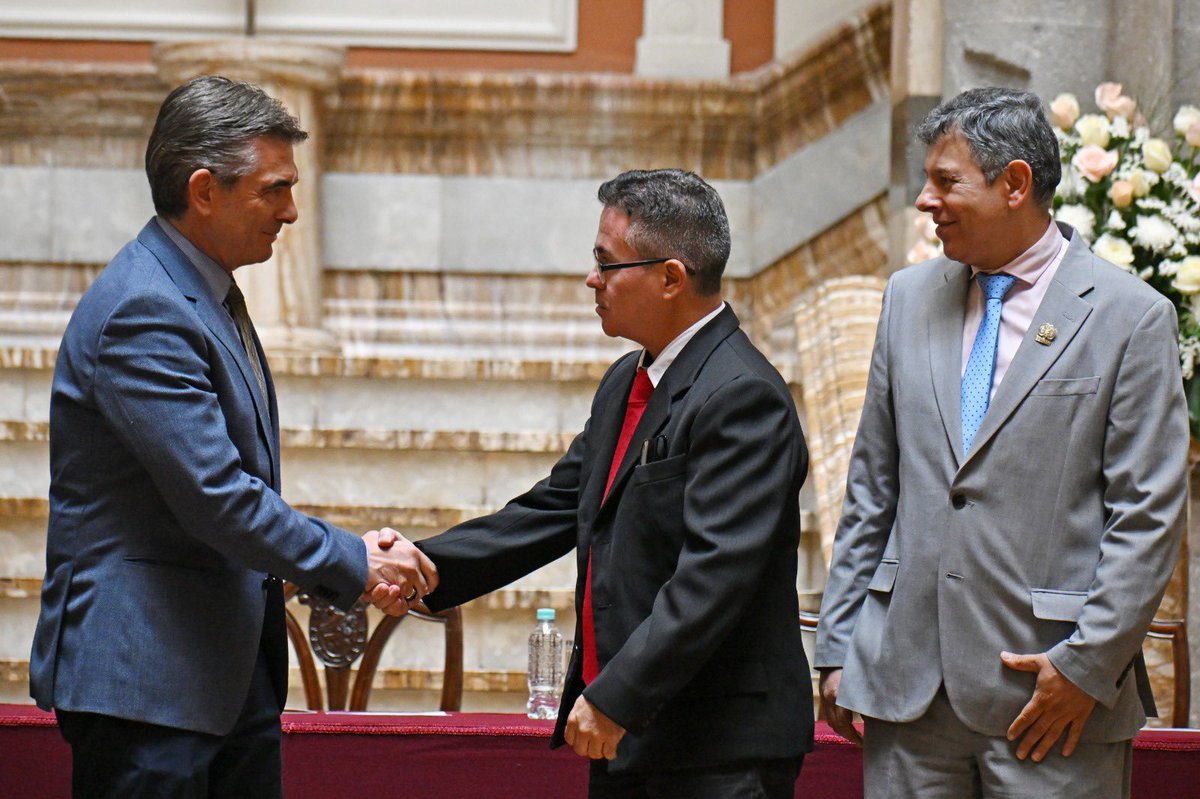 Ofiprebo's tweet photo. El presidente Paz reconoció a José Armando Urioste como Fiscal General del Estado interino, tras su designación por la Asamblea Legislativa, y planteó cuatro desafíos para el Ministerio Público: recuperar su institucionalidad y credibilidad, garantizar su independencia y avanzar en su transformación.

El mandatario destacó la importancia de una Fiscalía que actúe con base en la ley y al servicio de la ciudadanía, con independencia de intereses políticos, económicos o criminales.