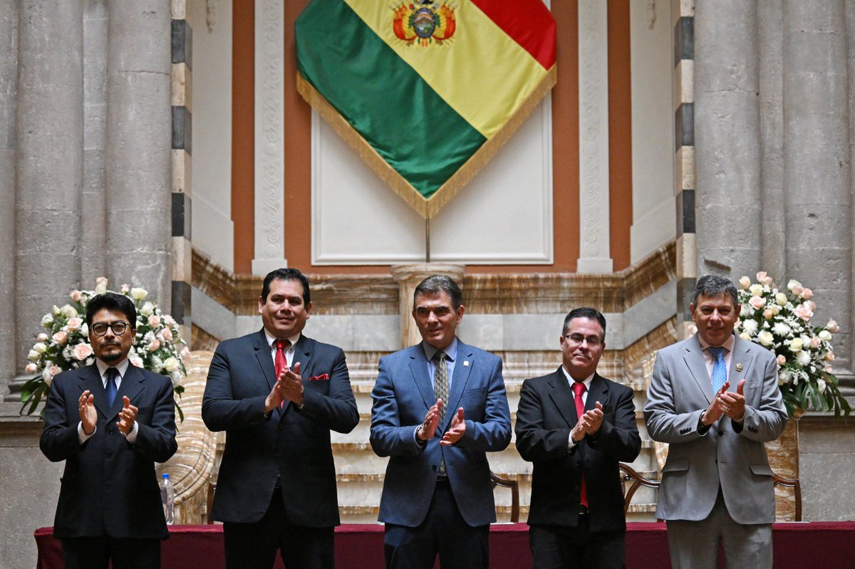 Ofiprebo's tweet photo. El presidente Paz reconoció a José Armando Urioste como Fiscal General del Estado interino, tras su designación por la Asamblea Legislativa, y planteó cuatro desafíos para el Ministerio Público: recuperar su institucionalidad y credibilidad, garantizar su independencia y avanzar en su transformación.

El mandatario destacó la importancia de una Fiscalía que actúe con base en la ley y al servicio de la ciudadanía, con independencia de intereses políticos, económicos o criminales.