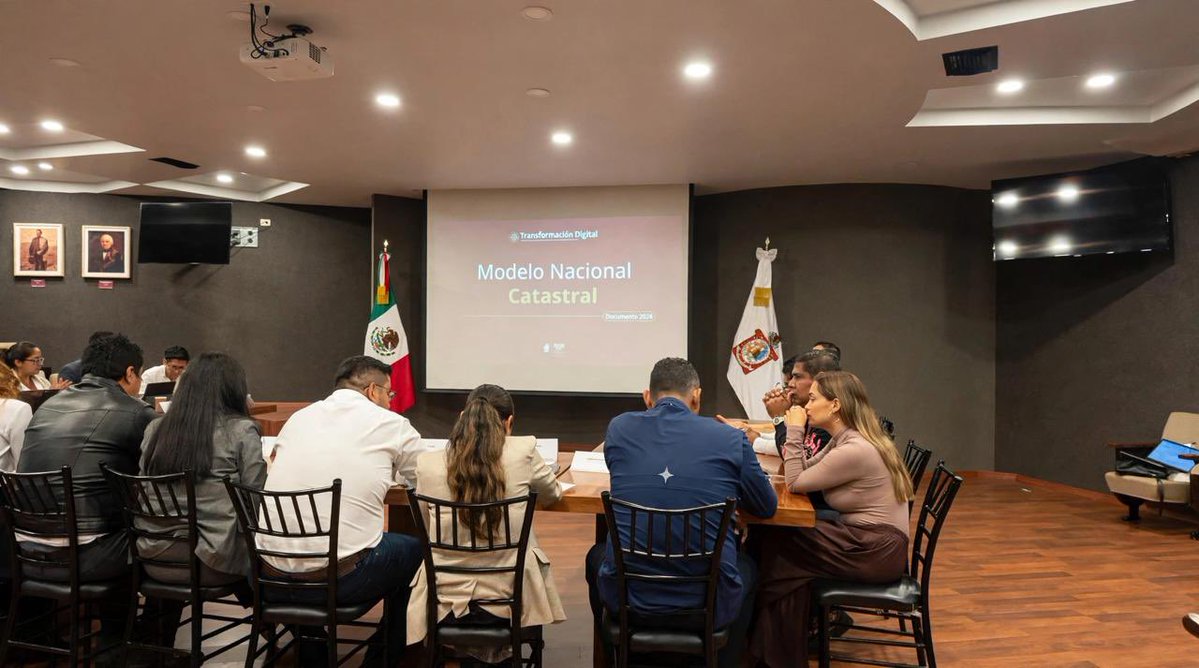 Catastro_GobOax's tweet photo. Este lunes, el titular del #ICEO, Mtro. @Gil_MG, participó en las mesas de trabajo con la @DesEconomicoOax y la Agencia de Tecnologías del @GobiernoMX, como parte del Plan Nacional Catastral impulsado por la Presidenta @Claudiashein. https://t.co/4At5CPjAP7