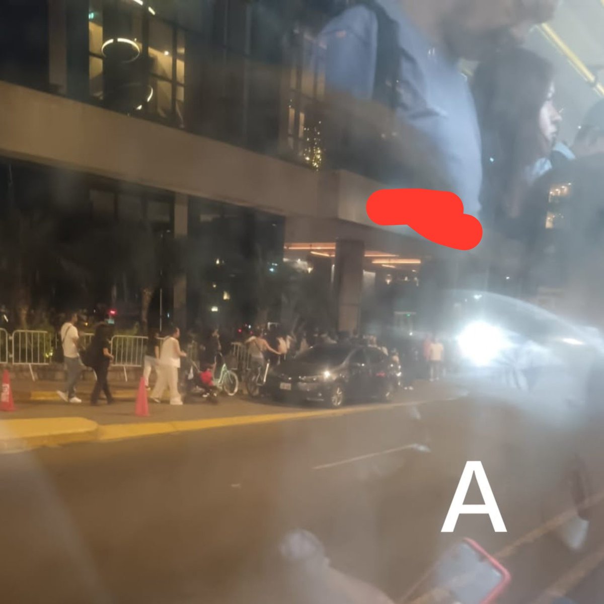 Yoonniewawita's tweet photo. NO VAYAN AL HOTEL Y LO PRIMERO QUE HACEN ES IR AL HOTEL, MENOS MAL YA HAY POLICIAS AHI CTMRE HIJAS DE LA ÑANGA https://t.co/ZfeztOLflL