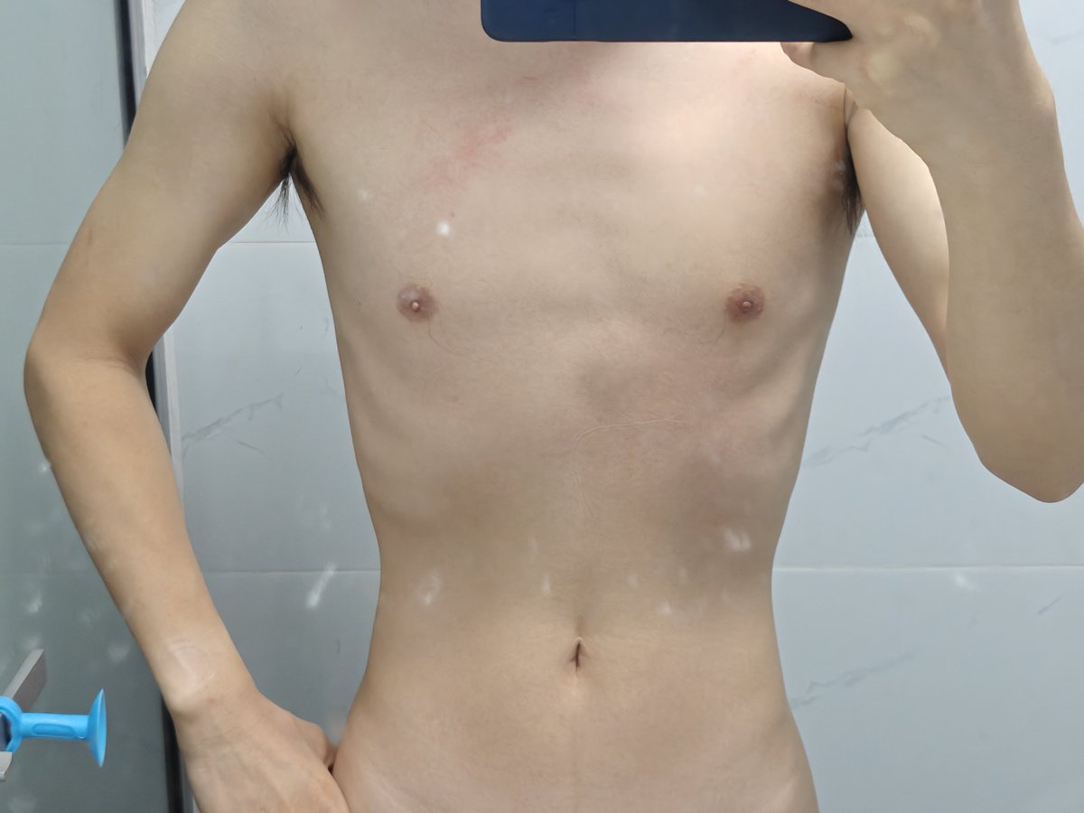 GetSex2026's tweet photo. 谁能教教我，如何从儿童身材练成薄肌呀，好想拥有薄肌😭 https://t.co/p1SXh411eE