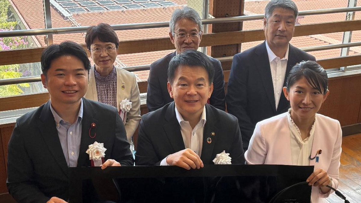 Kankyo_Jpn's tweet photo. ／
環境省 脱炭素ポータル
トピックス記事更新🌏
＼

薄く、軽く、曲げられる。日本発の次世代技術に注目☀️
設置場所の選択肢を広げる「ペロブスカイト太陽電池」は、再エネ普及の切り札となるのでしょうか。特徴や課題、導入事例を紹介します。

ぜひご覧ください👇
https://t.co/IJoDJqLk3o https://t.co/EvyfQc3Eba