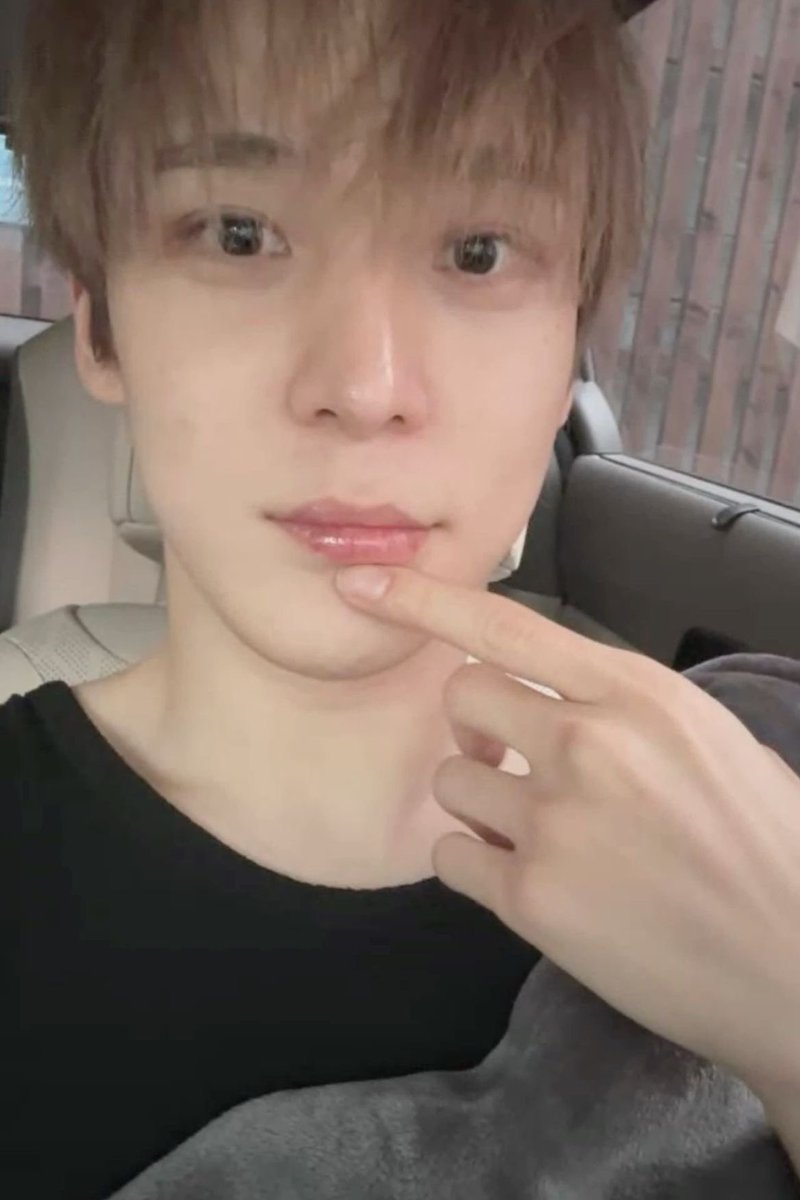 yunhorgy's tweet photo. puppy boy your lack of chapstick always speaks to me https://t.co/wg7L52M1sd