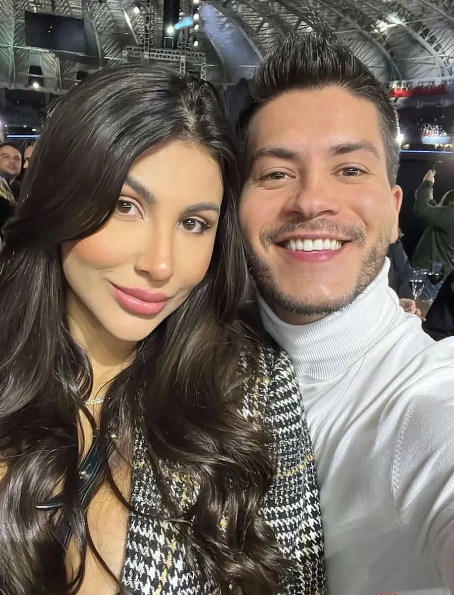 centralreality's tweet photo. Jheny Santucci, que está grávida do segundo filho com Arthur Aguiar, anuncia o fim do casamento com o cantor. https://t.co/i9OwnxnDDz