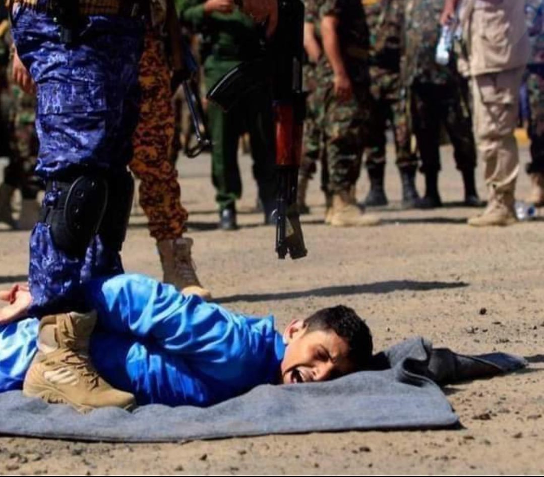 hussinalezi5's tweet photo. للذين انقلبوا رقيقي القلوب وحنونين على الحوثي، لا ينسى هذا المشهد الذي قهر أكثر من 30 مليون يمني بإعدام ابننا طفل الحديدة الا ابن hرام. https://t.co/EGPYoMdFjt