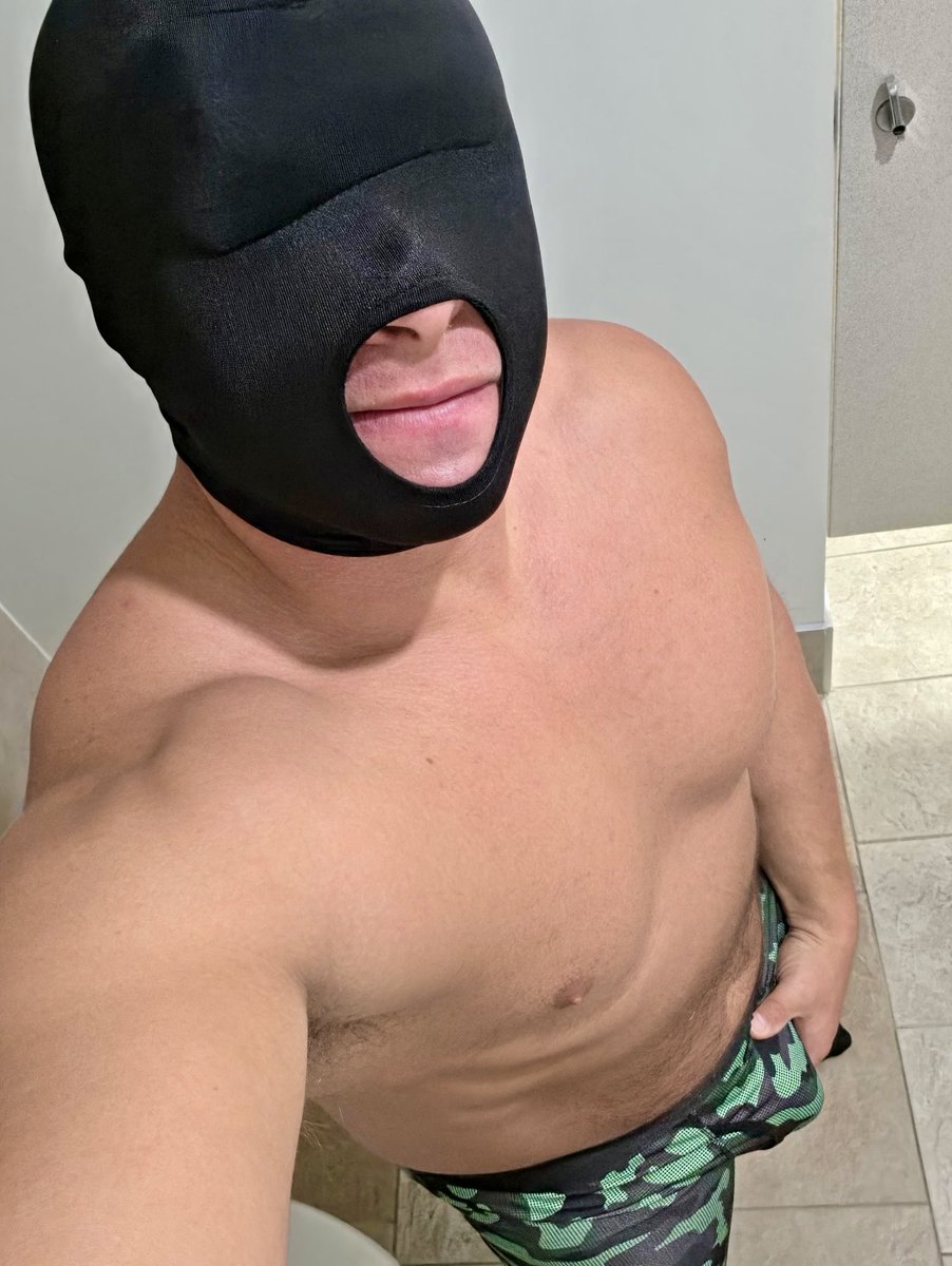 MaskedJock_ForU's tweet photo. Meet me in the bathroom for a little play time with your good boy Johnny. I’m hooded and ready for you daddy. #GayTwitter #MuscleJock #GayFitness https://t.co/6PtiW52jFa