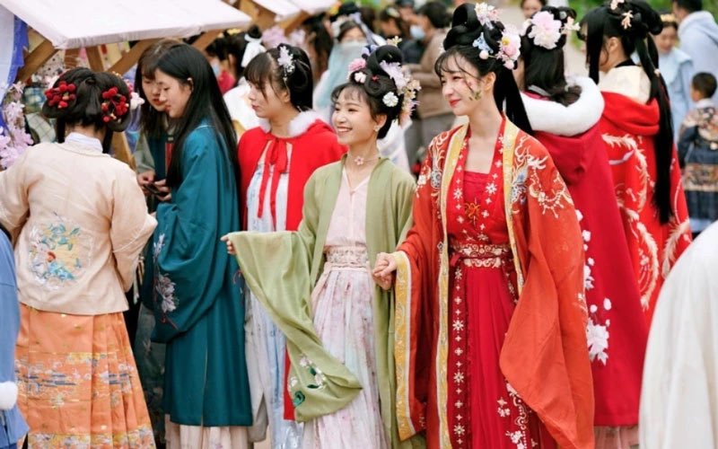 AngelicaOung's tweet photo. Chinese ppl dressing up in Hanfu: “that’s problematic! They are performing Han supremacy and erasing minority identities!”

Chinese ppl dressing up in minority costumes: “that’s colonialism! They are fetishizing minority cultures and doing a cultural appropriation!”

Hey! Have you considered that dressing up is fun? Have you tried just having some fun? Or is being a sour wokescold all day what you want to do for the rest of your one wild and precious life?
