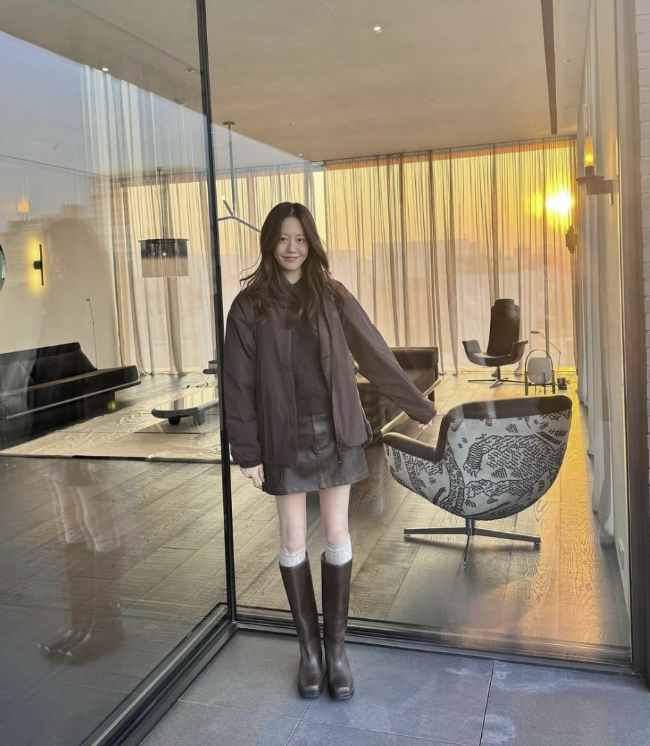 mandarineeya's tweet photo. 그리구 이거 작년에 고현정, 차정원 부츠로 아카이앱크에서 열심히 밀었던 아이템이라는 점.. 합성피혁 부츠 사서 얼마 못신고 버릴바에는 리얼레더 부츠를 사세요!!!!!! https://t.co/iZQjPy24MW