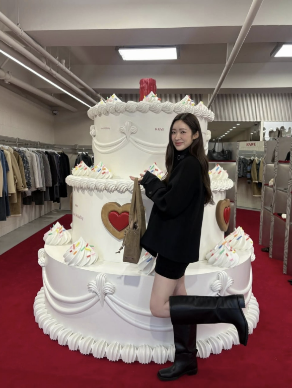 mandarineeya's tweet photo. 그리구 이거 작년에 고현정, 차정원 부츠로 아카이앱크에서 열심히 밀었던 아이템이라는 점.. 합성피혁 부츠 사서 얼마 못신고 버릴바에는 리얼레더 부츠를 사세요!!!!!! https://t.co/iZQjPy24MW