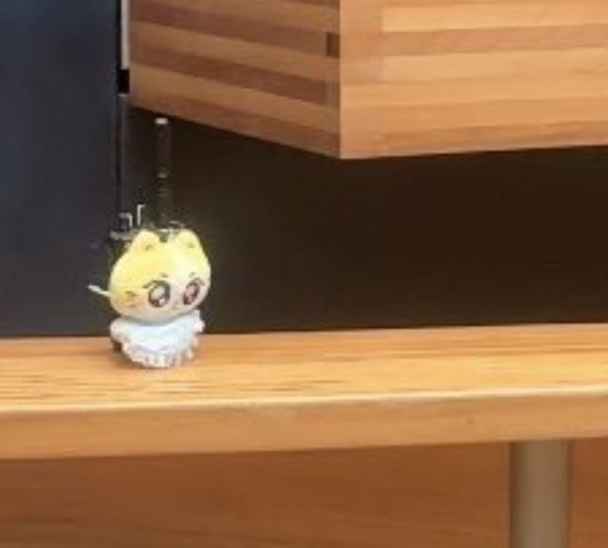 jnugwonie's tweet photo. she's so polite https://t.co/aL9qEo1AIC