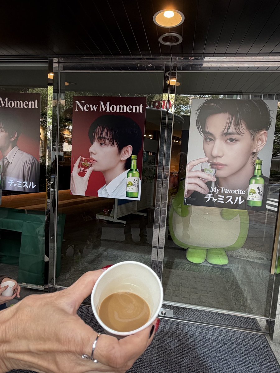 KurosawaY's tweet photo. 六本木チャミスルPOPUP〜
今日は待ってる時に暖かいコーヒー☕︎をいただきました🤗

JINRO GLOBAL AMBASSADOR V
KIM TAEHYUNG FOR JINRO
#TAEHYUNGxJINRO #VxJINRO 
#チャミスルPOPUP https://t.co/4K0CW8oVdm