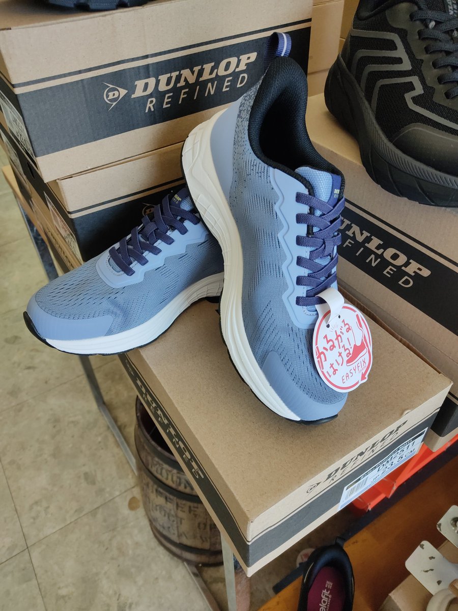 ShoesHidaka's tweet photo. 皆様、おはようございまシューーズ👟です✨️
本日晴れ☀️！日差しが暑い🔥
明け方の気温の低下にはびっくりしましたね😅
急な気温変化で体調崩さないよう、お気をつけください😊

あ、腰痛ですが7割痛み引きました✌️
さすがヒダカちゃんです✨️

本日も沢山のご来店お待ちしてます🙇 https://t.co/f3EYXtv5hQ