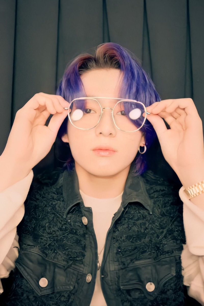 jungominn's tweet photo. eu i ele de purple hair 😅

#arsd #ARSD #ArmySelcaDay https://t.co/49SJA9dVLE