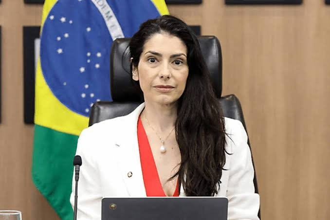 DieHardAguia's tweet photo. Estela Aranha proibiu os candidatos do PL de usar a imagem do Bolsonaro pai nos santinhos e censurou o púlpito vazio de Lula no debate da Globo.
Aposto que ela sonhava ser a indicação feminina do Lula para o STF. https://t.co/SabORyV0Na