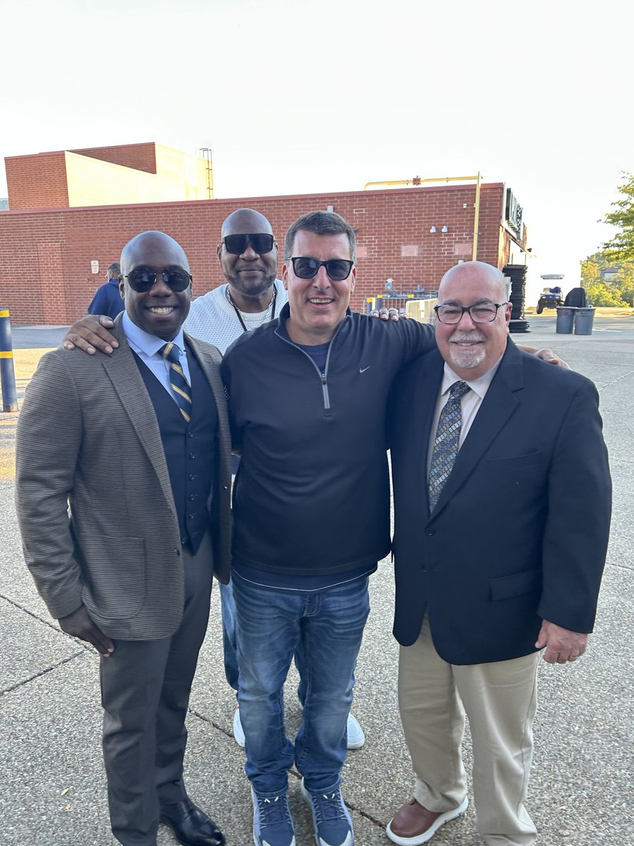 chrisshovlin's tweet photo. Great 2 C @RMU_Football alums @ #Homecoming +former #Colonials Asst Coach & fellow @westminsterpa grad & @WCtitansFB โญ๏ธMatt Raich after 25 @NFL seasons with the @steelers @AZCardinals @Lions @Bengals & @Colts #LetsGoBobbyMo #GoColonials #ColonialPride #BobbyMo @RMUAthletics https://t.co/UkvRsauata