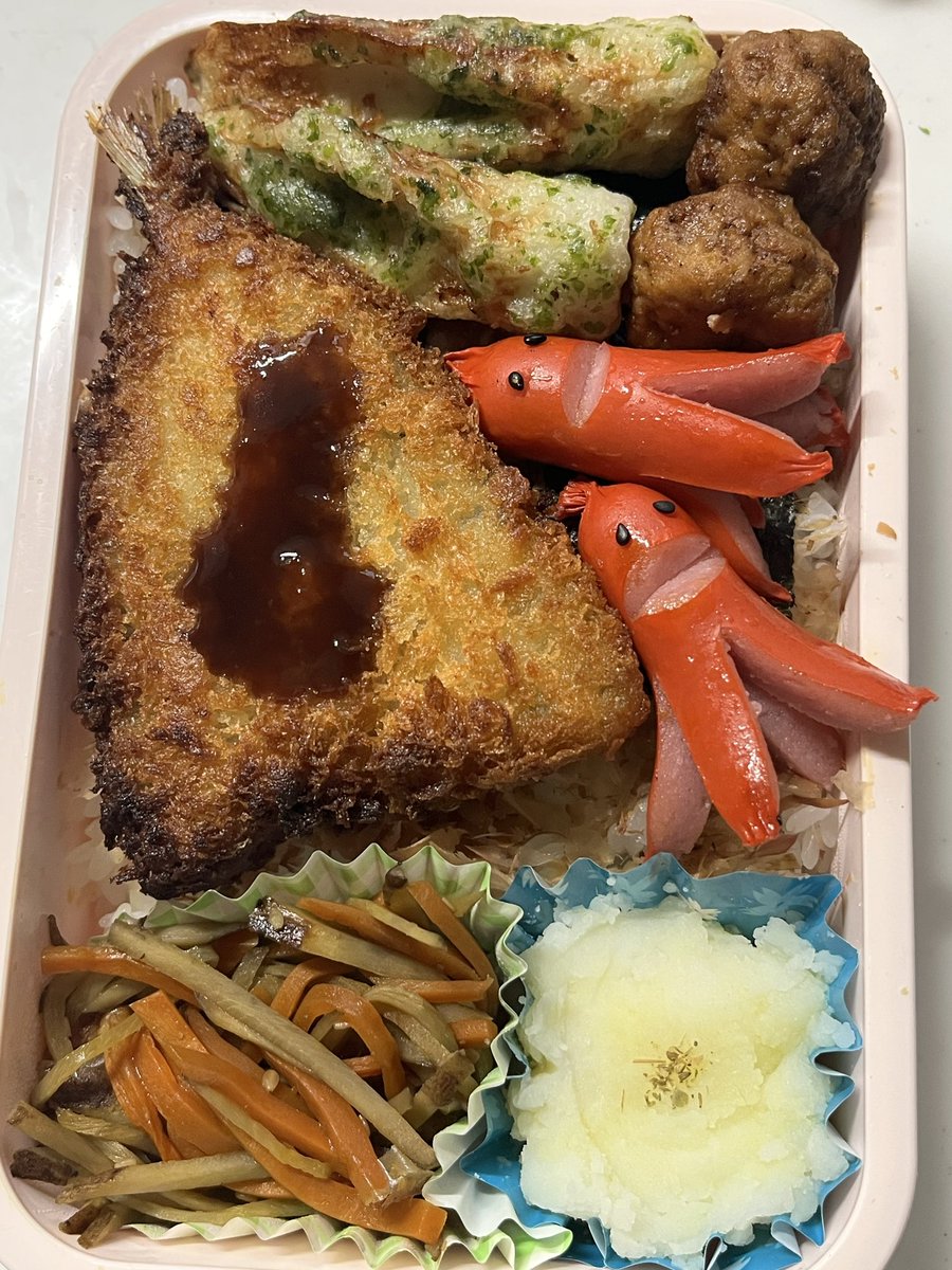 artoraman's tweet photo. #お弁当記録

のりのり弁当

🍀アジフライ（ちょっとコゲ）
🍀ちくわの磯辺揚げ
🍀タコさんウィンナー
🍀肉団子
🍀きんぴらごぼう
🍀じゃがバター
🍀肉そぼろ・鰹節・味海苔

卵無し弁当珍しい。肉団子にもアジフライにも磯辺揚げにも使ってるけど🤭 https://t.co/e8KuzhlpxM