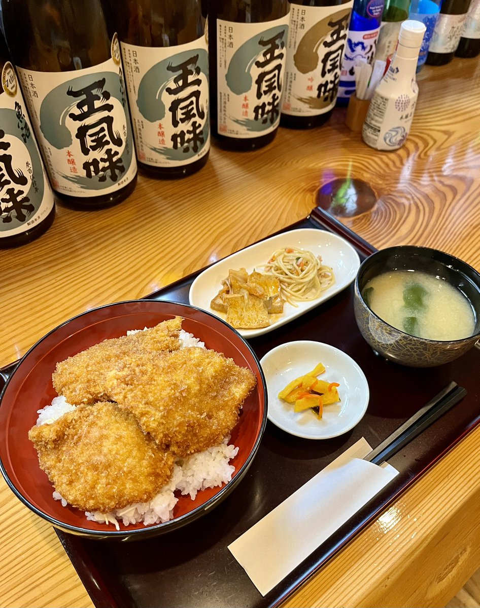 KenKen66422036's tweet photo. 今週のランチはタレカツ丼セットでございます。新潟のソウルフード？らしいです笑、豚ヒレのカツと特製甘辛醤油だれがご飯によく合います！
税込1,000円、ランチメニューは一品のみ！今週もよろしくお願いいたします🤲 https://t.co/hovzMlK8pc