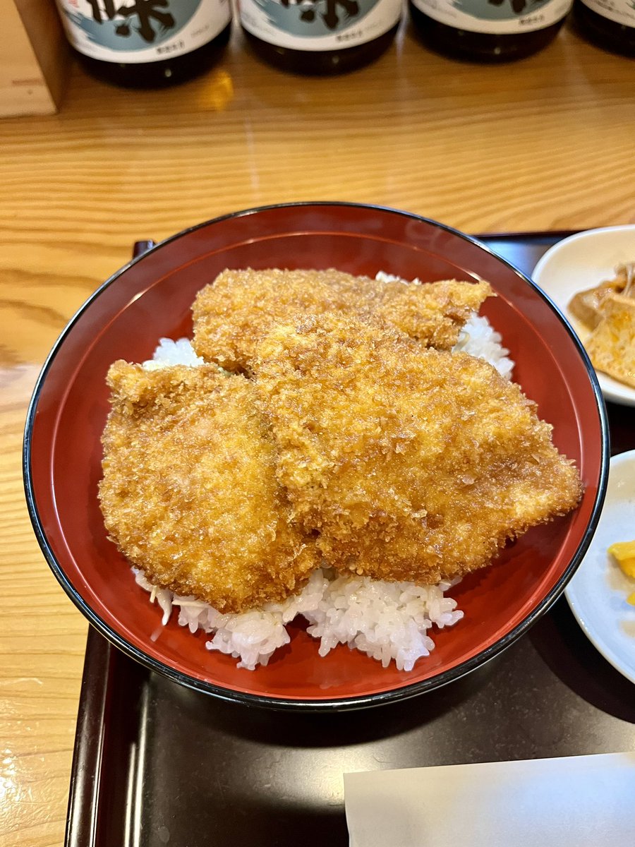 KenKen66422036's tweet photo. 今週のランチはタレカツ丼セットでございます。新潟のソウルフード？らしいです笑、豚ヒレのカツと特製甘辛醤油だれがご飯によく合います！
税込1,000円、ランチメニューは一品のみ！今週もよろしくお願いいたします🤲 https://t.co/hovzMlK8pc