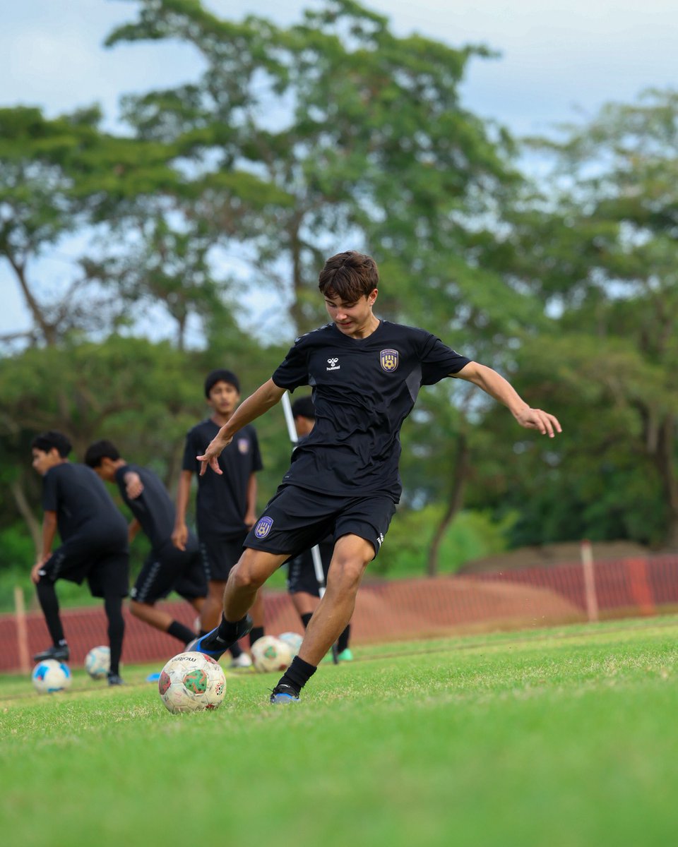 RacingTDP_Sub16's tweet photo. ¡Completamos nuestra primera sesión de la semana! 😈🫡

Semana de debutar en la Liga TDP Sub16 😎

#NuestroCorazónNuestroEscudo💜 https://t.co/yJcRqWmZdm