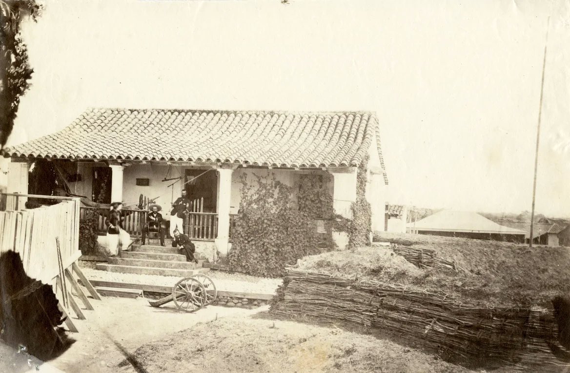 Cuauhtemoc_1521's tweet photo. No pensé que existieran imágenes como la que les estoy compartiendo. Se trata de un daguerrotipo realizado entre 1863 y 1866 donde aparecen 4 soldados europeos en algún rincón de México durante el Segundo Imperio de Maximiliano . Noten la pequeña pieza de artillería. Increíble!
Dónde crees que tomaron esta foto?