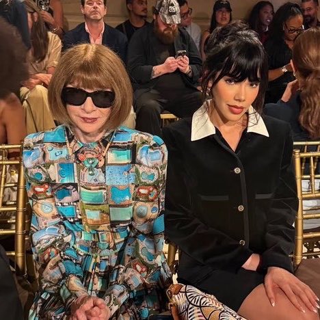 KeninisMxOFC's tweet photo. Ana Wintour le dijo directamente a Kenia OS: “Good to see you again” (“Qué gusto verte de nuevo”), dejando entender que la reconoció y que la recordaba perfectamente. 🇲🇽 https://t.co/sNyrbLlOri