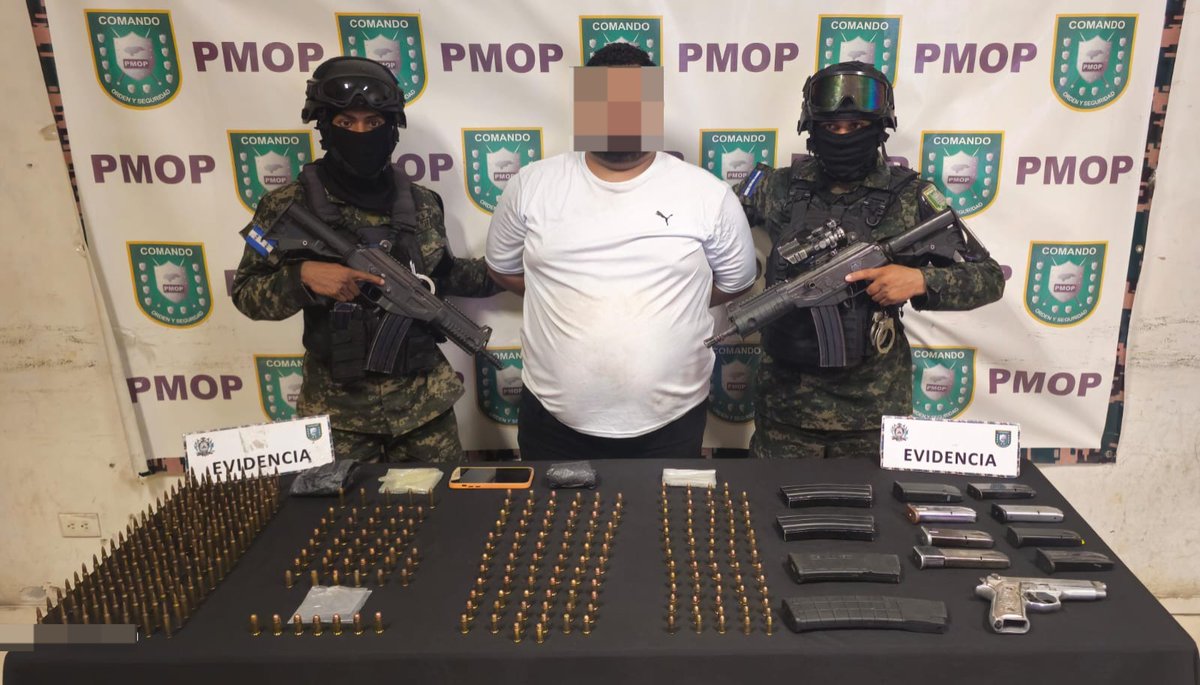 PMOPHN's tweet photo. #EscudoDeHonduras | PMOP detiene a presunto integrante de la estructura terrorista MS-13 con arma y municiones.

Las @FFAAHN a través del #3BPMOP, detuvieron en barrio Medina, San Pedro Sula, a alias “El Gordo”, presunto integrante de la MS-13. Durante la operación se decomisó una pistola, 10 cargadores, 327 cartuchos de diferentes calibres y un teléfono celular.

El detenido será remitido a la Fiscalía de Turno para continuar el proceso legal correspondiente.

#PMOPHN #FFAAHN #OperacionesPMOP
