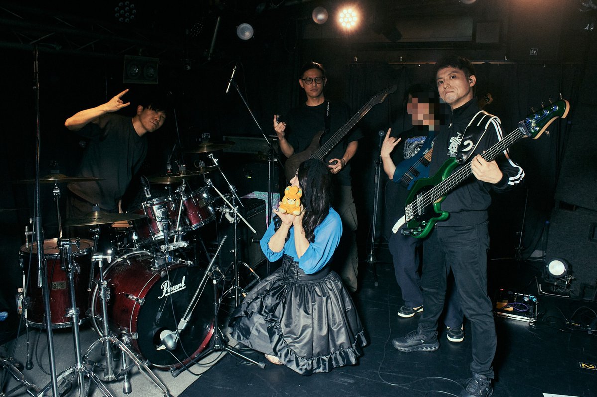UnreadyValkyrja's tweet photo. 今回もVesperさんから素敵なお写真たくさん頂いてます！

集合写真ってなかなか撮る機会がないので、毎回ありがたいです🫶✨あと毎回衣装褒めてくれるｳﾚｼｲ

すぐ余所見するボーカル🎤✨

#UnreadyValkyrja
#あんれば https://t.co/1PfS09k6X6