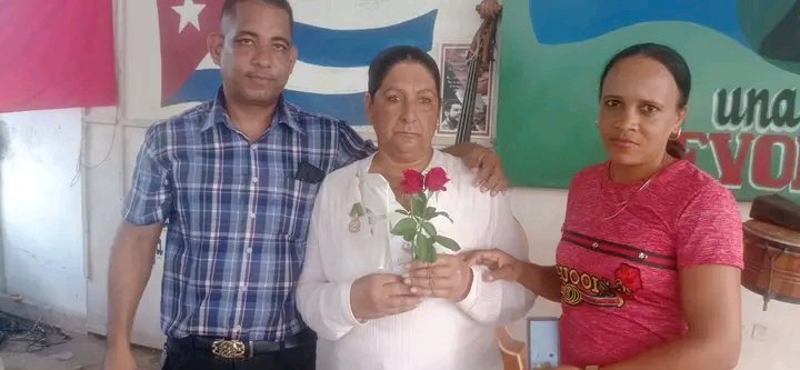 YoneisisJunco's tweet photo. Neldi es la jefa de producción de la UBPC Santa Rosa y le fue entregada la condición decoración Marcos Marti por los resultados que obtiene.
#TercerFrente
#NuestroEsfuerzoEsDiario
#100AñosJuntoAlmeida https://t.co/O4wYc7qvqf