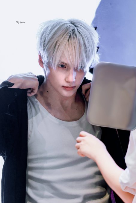 PopHnk's tweet photo. HUENINGKAI is currently going viral amongst Korean fans on Twitter for saying what lengths he would go for his partner, "I’d give you all of the money in my bank account right now." https://t.co/4sxM5T05fA